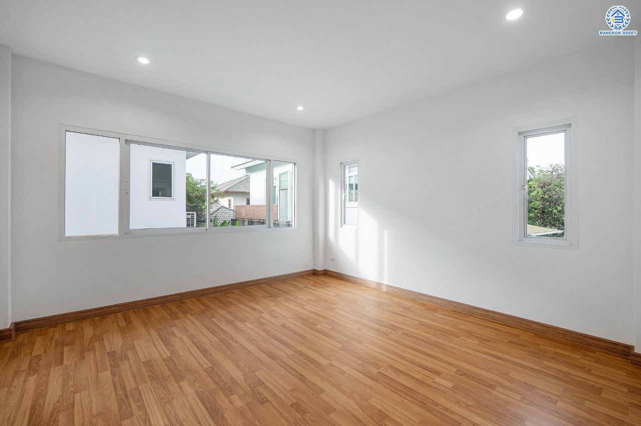 บ้านมือสองตกแต่งใหม่ โครงการ บุษราคัมรีเจนท์ ปิ่นเกล้า-บรมราชชนนี เนื้อที่  67.50 ตร.ว. ฟังก์ชัน 3 ห้องนอน 3 ห้องน้ำ จอดรถได้ 2 คัน สภาพแวดล้อมดี เดินทางเข้าสู่เมืองได้สะดวกเชื่อมต่อ ถนนพุทธมณฑลสาย 2, ถนนบรมราชชนนี, ถนนกาญจนาภิเษก, ถนนศาลาธรรมสพน์ ใกล้เซ็นทรัลปิ่นเกล้า, ตลาดสดธนบุรี และจุดขึ้นทางด่วน "ศรีรัช"